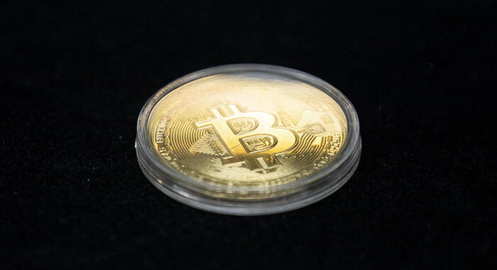 Bitcoin: continua corsa, vola sopra 28.000 dollari