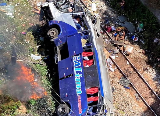 Brasile: bus cade da viadotto, 16 morti