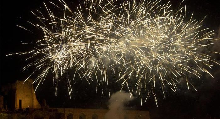 Capodanno, si lavora su chiusura alle 18