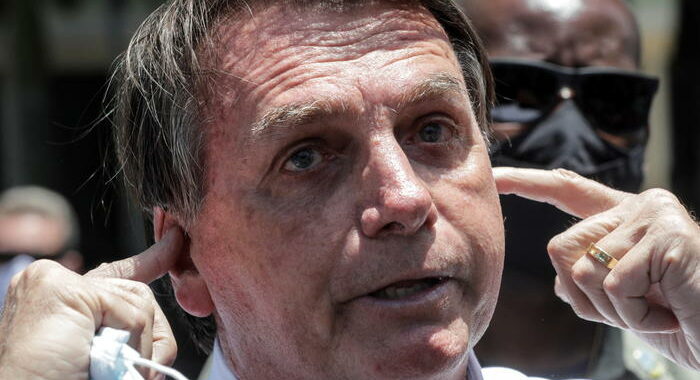 Covid: Bolsonaro sfida lockdown e va in spiaggia a San Paolo
