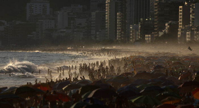 Covid: Brasile,folla in spiaggia Ipanema nonostante lockdown