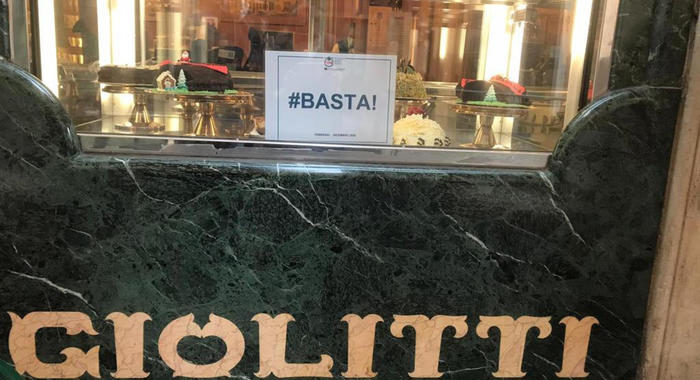 Covid: in negozi Roma cartello ‘basta’ contro le chiusure