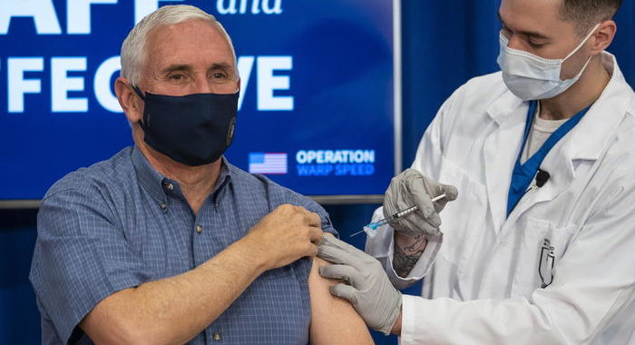 Covid: vaccinati in diretta Mike Pence e la moglie