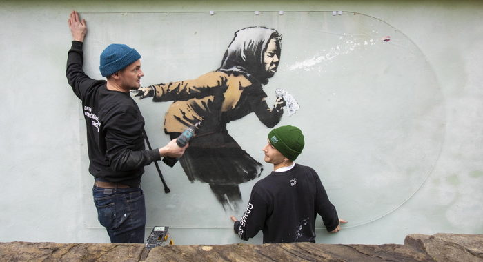 ‘Etcì’, il graffito di Banksy in era Covid