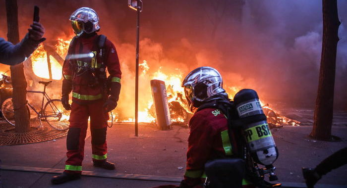 Francia: 95 fermi e 67 agenti feriti in incidenti di ieri