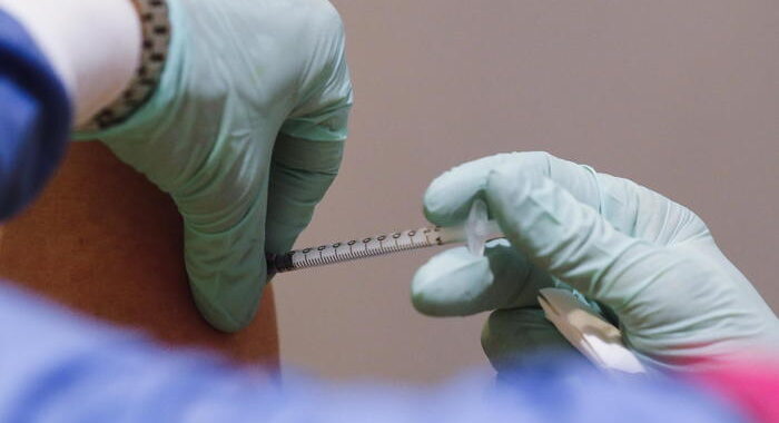 Germania, iniettate 5 dosi vaccino per errore a 8 sanitari