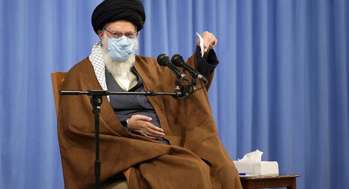 Iran, Khamenei sta bene e lavora regolarmente