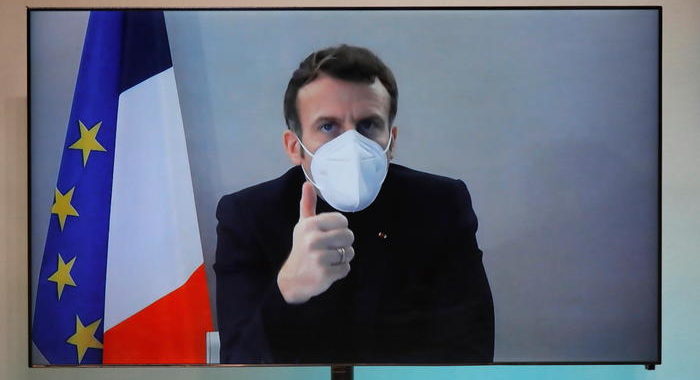 Macron non ha più sintomi del Covid, esce dall’isolamento