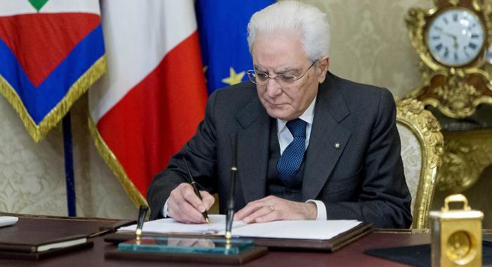 Mattarella firma decreto spostamenti