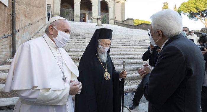 Mattarella,nella pandemia sostegno Papa a tutti gli italiani