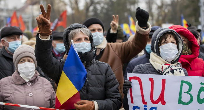 Moldavia: migliaia in strada contro governo e Parlamento