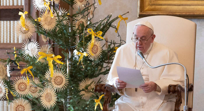 Papa: causa sciatalgia niente Te Deum e messa Capodanno