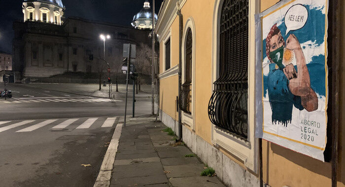 Poster di Laika a Roma celebra legge argentina sull’aborto