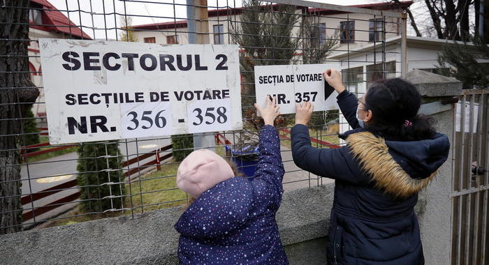 Romania: appello presidente e premier, ‘andate a votare’