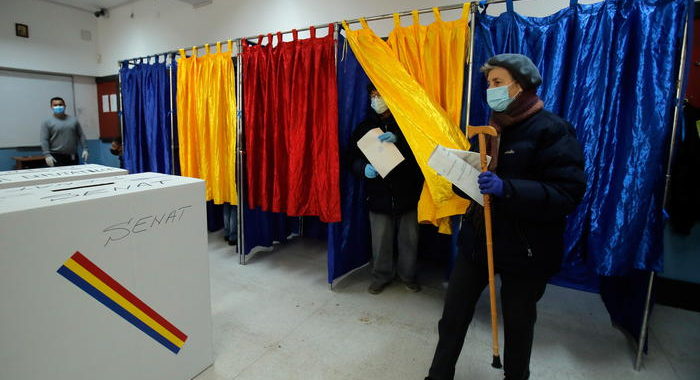 Romania: bassa affluenza, 28,03% a tre ore chiusura seggi