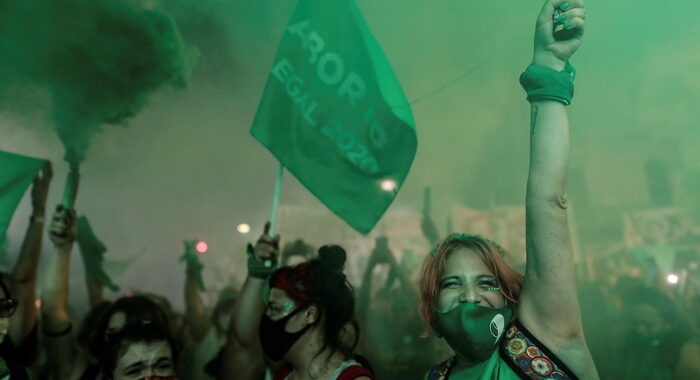 Svolta in Argentina, legalizzato l’aborto