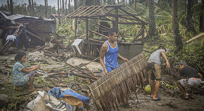 Tempesta su Filippine, almeno 2 morti, centinaia sfollati