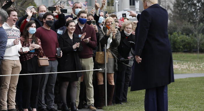 Trump senza mascherina, ira dei social