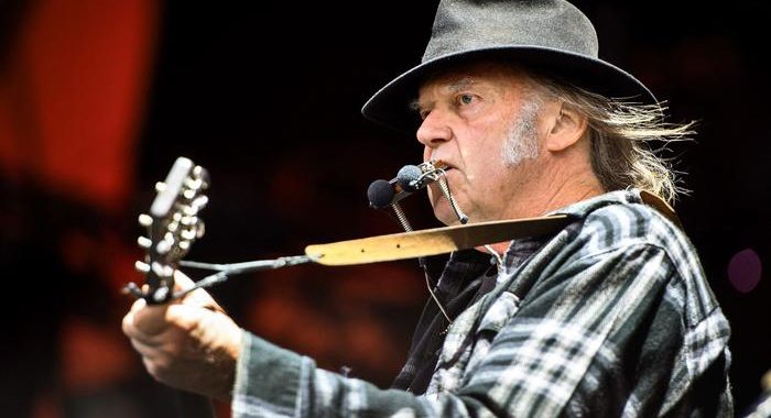 Usa: Neil Young rinuncia a causa contro campagna Trump