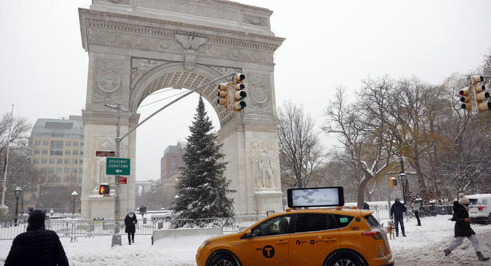 Usa: neve record a New York, Central Park imbiancato