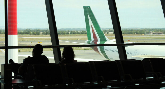 Alitalia: commissario vede sindacati, rischi per stipendi