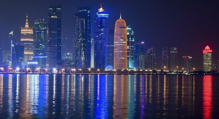 Arabia Saudita riapre frontiere e spazio aereo a Qatar