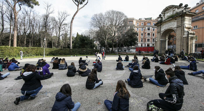 Azzolina, chiederò ristori per la scuola