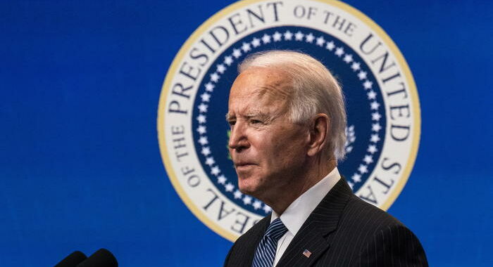 Biden alza il tiro, 150 mln di vaccinazioni in 100 giorni