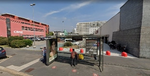 Cede grata davanti centro commerciale, due uomini nel vuoto