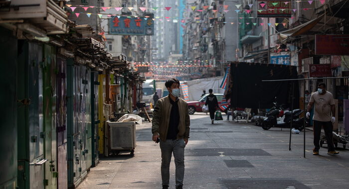 Covid, Hong Kong: migliaia di cittadini 2 giorni in lockdown