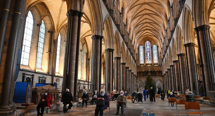 Covid: in Gb vaccini ovunque, anche in cattedrale Salisbury