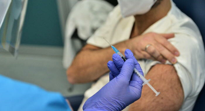 Covid: P.Chigi, oltre 400mila vaccinati ad oggi in Italia