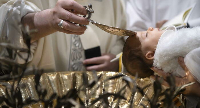 Covid: Papa non celebrerà battesimi domenica 10 gennaio