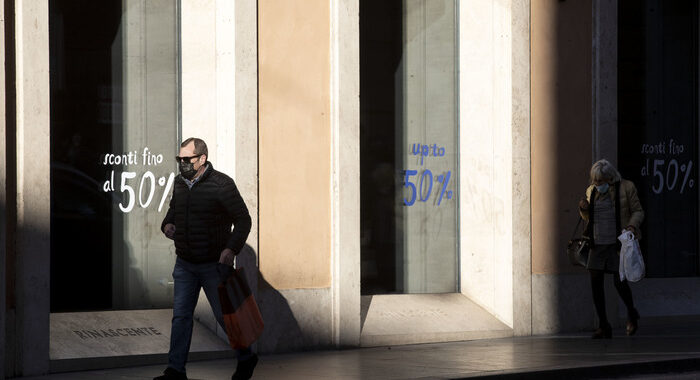 Covid:Confcommercio consumi dicembre -11%, 2021 parte male