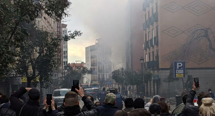 Esplode palazzo a Madrid, forse una fuga di gas