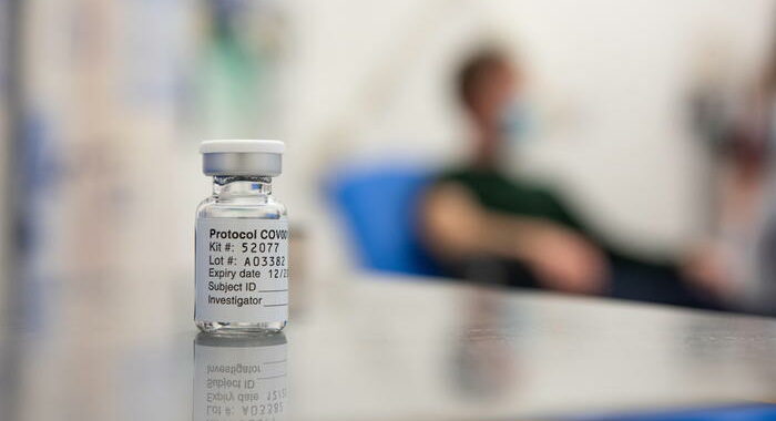 Gb somministra prime dosi vaccino Oxford-AstraZeneca
