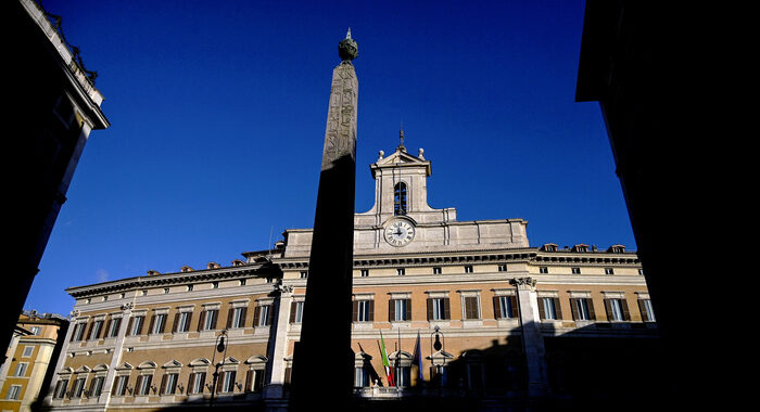 Governo:Camera,stop attività,solo esame Recovery commissioni