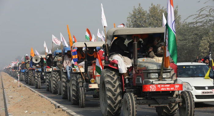 India: protesta contadini con trattori a Delhi, scontri