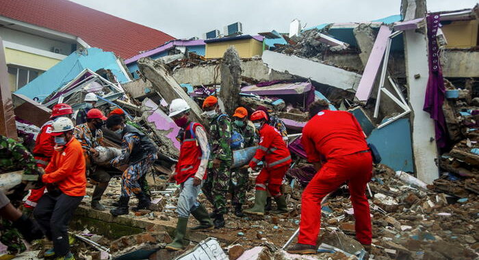 Indonesia: 73 morti bilancio sisma, piogge fermano ricerche