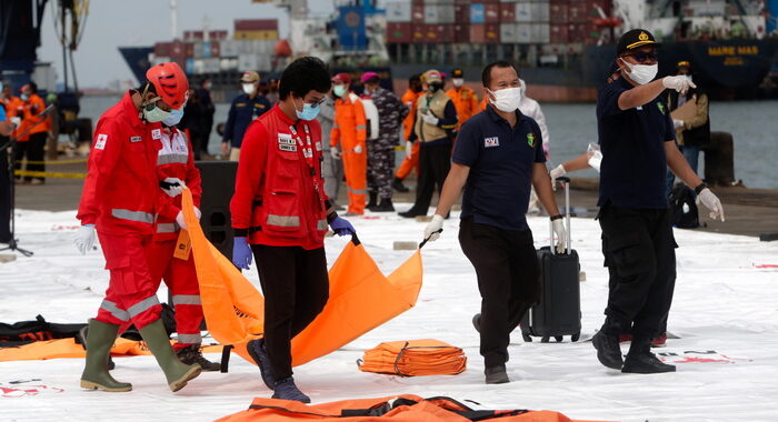 Indonesia: aereo caduto, rinvenuti resti umani e detriti