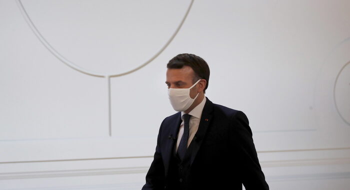 Macron contro strategia vaccinale con prime dosi a tappeto
