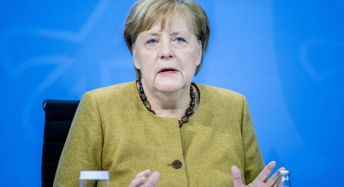 Merkel, deploro il comportamento di Donald Trump