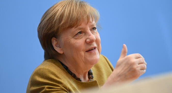 Merkel, se approvato dall’Ema sì ad accordi sullo Sputnik