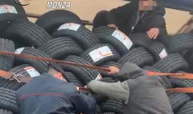 Minori afgani nascosti tra pneumatici Tir, salvati da cc