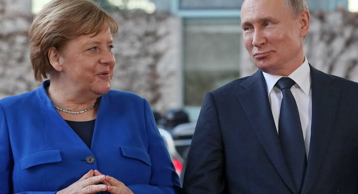 Mosca, Putin-Merkel valutano produzione congiunta vaccini