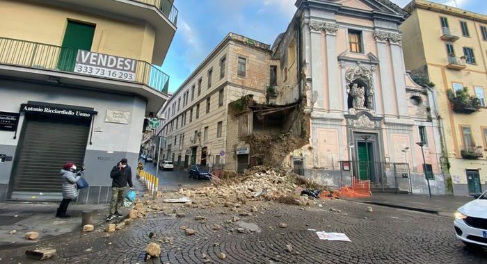 ++ Napoli: crollo parziale chiesa, non ci sarebbero feriti ++