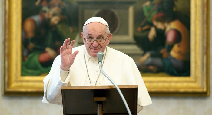 Papa: torna sciatalgia, non celebra messa e Vespri