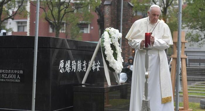 Papa: via armi nucleari dal mondo per contribuire alla pace