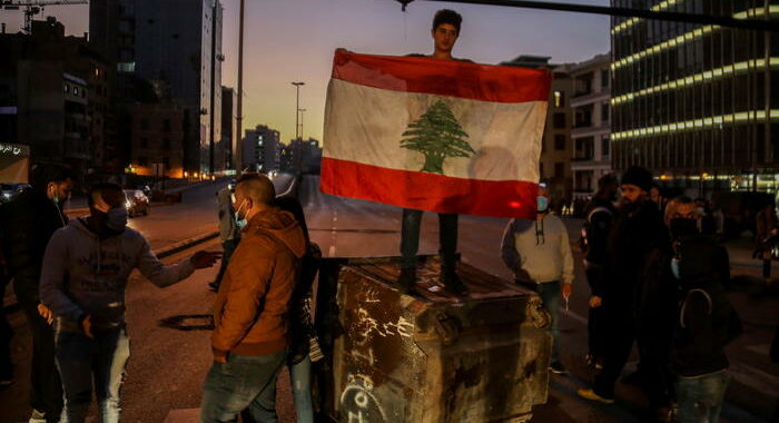 Scontri in Libano tra polizia e manifestanti anti-lockdown