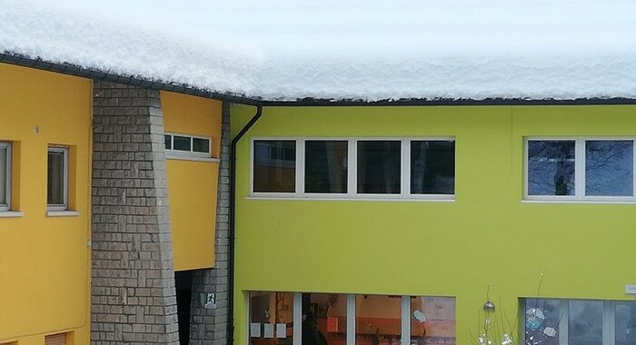 Si inclina un tetto per la neve vicino a un asilo nido